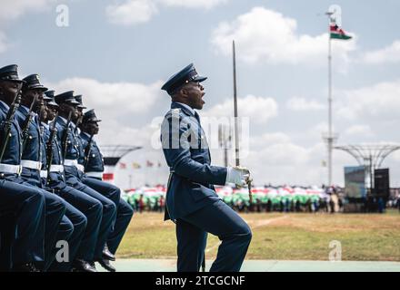 Nairobi, 12. Dezember jedes Jahres. Dezember 1963. Soldaten marschieren während der Feierlichkeiten zum 60. Jahrestag der Unabhängigkeit Kenias in den Uhuru Gardens in Nairobi, Kenia, am 12. Dezember 2023. Der kenianische Jamhuri Day oder Unabhängigkeitstag, der jedes Jahr am 12. Dezember stattfindet, ist einer der wichtigsten nationalen Feiertage in Kenia. Kenia erhielt seine Unabhängigkeit vom Vereinigten Königreich am 12. Dezember 1963. Quelle: Wang Guansen/Xinhua/Alamy Live News Stockfoto