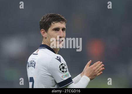 Mailand, Italien. Dezember 2023. Aihen Munoz von Real Sociedad lobt den Fans, als das Team nach der Auslosung der UEFA Champions League 0-0 in Giuseppe Meazza, Mailand, den ersten Platz in der Gruppe feiert. Der Bildnachweis sollte lauten: Jonathan Moscrop/Sportimage Credit: Sportimage Ltd/Alamy Live News Stockfoto