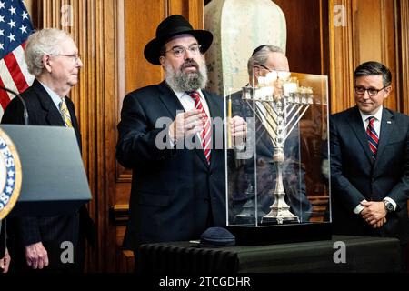 Washington, Usa. Dezember 2023. Rabbi Levi Shemtov sprach bei einer Menora-Lichtzeremonie im US-Kapitol. (Foto: Michael Brochstein/SIPA USA) Credit: SIPA USA/Alamy Live News Stockfoto