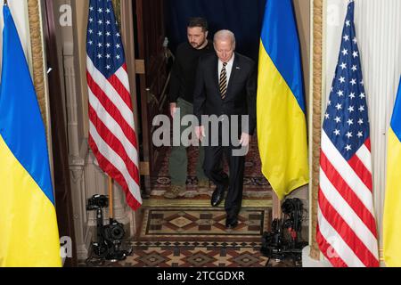 Washington, Vereinigte Staaten. Dezember 2023. Der Präsident der Vereinigten Staaten Joe Biden und der ukrainische Präsident Wolodymyr Zelenskyy nehmen am 12. Dezember 2023 im Indian Treaty Room des Eisenhower Executive Office Building in Washington, DC, Teil. Kredit: Chris Kleponis/Pool über CNP/dpa/Alamy Live News Stockfoto