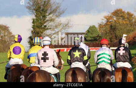 Die Royal Racecourse, Lisburn, Nordirland. November 2023. Ladbrokes Festival of Racing (Tag 1) - die BOTTLEGREEN HÜRDE (KLASSE 3). Jockeys und Pferde bereiten sich auf den Start des Rennens vor. Stockfoto