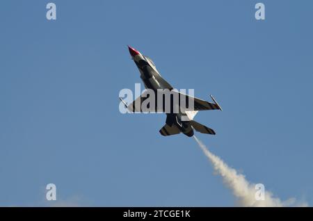 Atlanta, GA, USA, 14. Oktober 2014: US Air Force Thunderbird Jagdjets, die Luftmanöver durchführen und in verschiedenen Formationen während eines Trainings fliegen Stockfoto