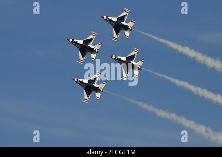 Atlanta, GA, USA, 14. Oktober 2014: US Air Force Thunderbird Jagdjets, die Luftmanöver durchführen und in verschiedenen Formationen während eines Trainings fliegen Stockfoto