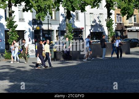 Gäste, die die U-Bahn-Station verlassen, fahren auf den Saint-Catherine-Platz im Stadtzentrum von Brüssel Stockfoto
