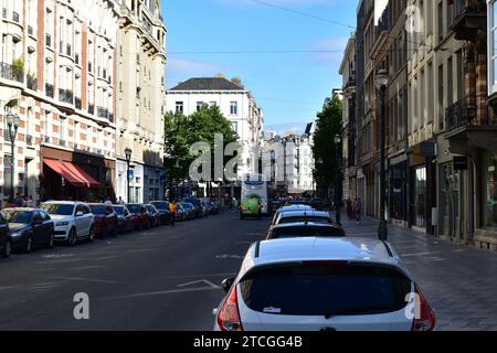 Blick auf das geschäftige Stadtbild und die geparkten Autos in der Antoine Dansaert Straße im Stadtzentrum von Brüssel Stockfoto