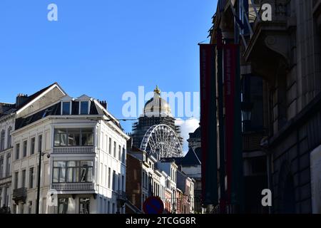 Blick auf die goldverzierte Kuppel des Justizpalastes zwischen den Gebäuden des Sablon-Viertels im Stadtzentrum von Brüssel Stockfoto