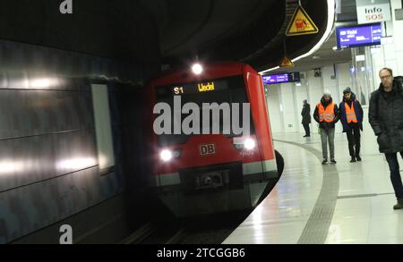 Eine S-Bahn der Linie S1 in Richtung Wedel fährt in den Bahnhof Landungsbrücken hinein. Altstadt Hamburg *** Eine S-Bahn der Linie S1 in Richtung Wedel fährt bis zum Bahnhof Landungsbrücken Altstadt Hamburg Stockfoto