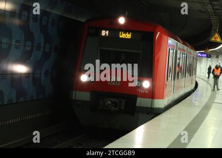 Eine S-Bahn der Linie S1 in Richtung Wedel fährt in den Bahnhof Landungsbrücken hinein. Altstadt Hamburg *** Eine S-Bahn der Linie S1 in Richtung Wedel fährt bis zum Bahnhof Landungsbrücken Altstadt Hamburg Stockfoto