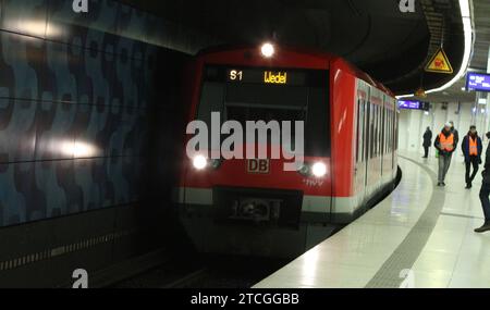 Eine S-Bahn der Linie S1 in Richtung Wedel fährt in den Bahnhof Landungsbrücken hinein. Altstadt Hamburg *** Eine S-Bahn der Linie S1 in Richtung Wedel fährt bis zum Bahnhof Landungsbrücken Altstadt Hamburg Stockfoto