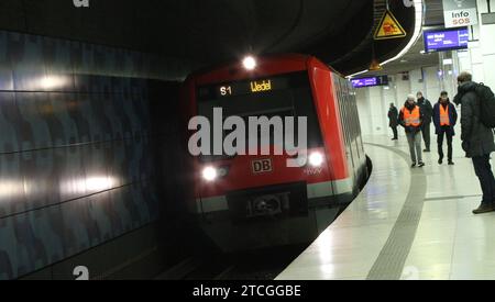 Eine S-Bahn der Linie S1 in Richtung Wedel fährt in den Bahnhof Landungsbrücken hinein. Altstadt Hamburg *** Eine S-Bahn der Linie S1 in Richtung Wedel fährt bis zum Bahnhof Landungsbrücken Altstadt Hamburg Stockfoto