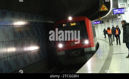 Eine S-Bahn der Linie S1 in Richtung Wedel fährt in den Bahnhof Landungsbrücken hinein. Altstadt Hamburg *** Eine S-Bahn der Linie S1 in Richtung Wedel fährt bis zum Bahnhof Landungsbrücken Altstadt Hamburg Stockfoto