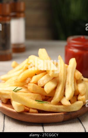 Köstliche Pommes frites serviert mit Sauce auf dem Tisch, Nahaufnahme Stockfoto