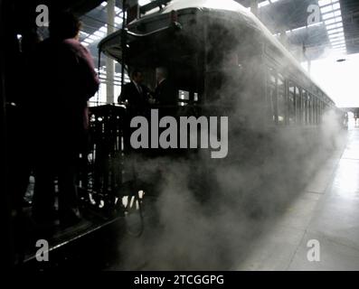 Madrid, 23.04.2008. Abfahrt des „Erdbeerzugs“ vom Bahnhof Atocha nach Aranjuez, der die Strecke der zweiten Linie der Halbinsel im Jahr 1851 befährt. Eine Brennstofflokomotive aus dem Jahr 1960 schleppt mehrere Holzwagen bis zur Tür der königlichen Residenz, deren letzte Meter der Schiene aus Silber waren. Foto: Sigefredo. Archdc. Quelle: Album / Archivo ABC / Sigefredo Camarero Stockfoto