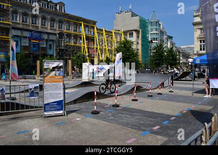 Junge, der auf einer kleinen Schleife auf dem Brouckère-Platz während des Sommer-Kulturereignisses „in the Streets“ im Zentrum von Brüssel unterwegs ist Stockfoto