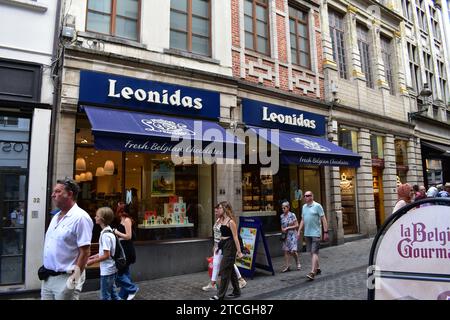 Außenfassade des belgischen Schokoladengeschäfts Leonidas in der Nähe des Grand Place im Stadtzentrum von Brüssel Stockfoto