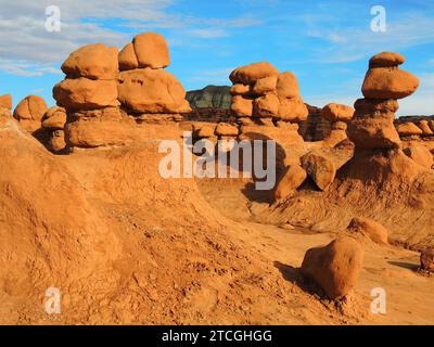 Unglaubliche Hoodoo-Felsformationen an einem sonnigen Tag im Goblin Valley State Park in utah in der Abenddämmerung Stockfoto