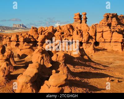 Unglaubliche Hoodoo-Felsformationen an einem sonnigen Tag im Goblin Valley State Park in utah in der Abenddämmerung Stockfoto