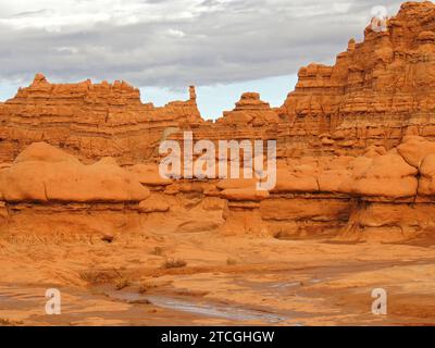 Die bizarr geformten Roten Rock Hoodoos im Goblin Valley State Park in utah in der Abenddämmerung Stockfoto