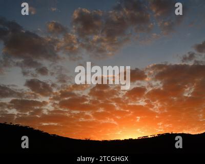 Farbenfroher Sonnenaufgang über dem Bergrand des Vulkankraters ngorongoro in tansania, ostafrika Stockfoto