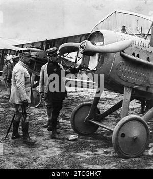 07/31/1917. An der Westfront. Der berühmte französische Flieger Captain Guynemer (X) zeigt sein Flugzeug General Franchet D'Esperey. Quelle: Album / Archivo ABC / Louis Hugelmann Stockfoto