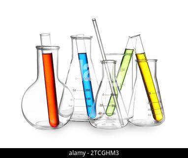 Glaskolben, Becher und Reagenzgläser mit bunten Flüssigkeiten, isoliert auf weiß Stockfoto
