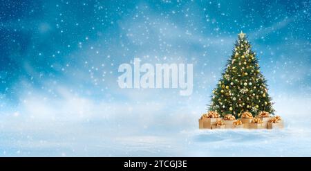 Schöner Weihnachtsbaum mit Geschenkboxen auf Schnee vor verschwommenem Hintergrund. Bannerdesign mit Platz für Text Stockfoto