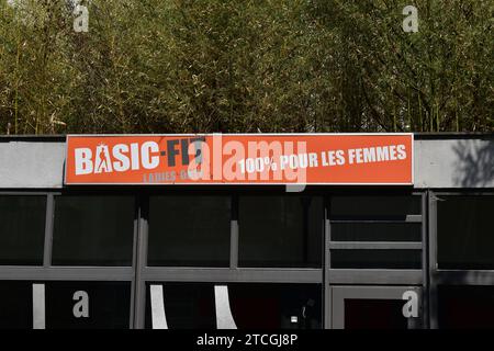 Orangefarbenes Schild der Basic-Fit Ladies Only im Stadtzentrum von Brüssel mit folgendem Text auf Französisch: '100´% for the Ladies' Stockfoto