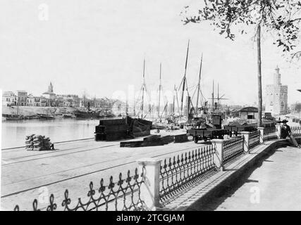 Sevilla, 1900. Blick auf das Viertel Triana vom anderen Ufer des Guadalquivir. Quelle: Album / Archivo ABC / Serrano Stockfoto