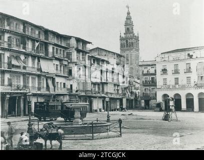 Sevilla, 1865. Die Plaza de San Francisco mit der Giralda im Hintergrund. Quelle: Album / Archivo ABC / Francis Frith Stockfoto