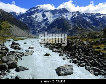 Spektakuläre Ausblicke auf Mount Cook und den Hooker River entlang des Hooker Valley Trails an einem Sommertag in der Nähe des Mount Cook Dorfes im Süden i Stockfoto