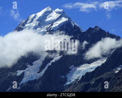 Blick aus der Nähe des schneebedeckten Gipfels des Mount Cook vom Hooker Valley Track im Sommer, in der Nähe des Mount Cook Village auf der Südinsel neuseelands Stockfoto