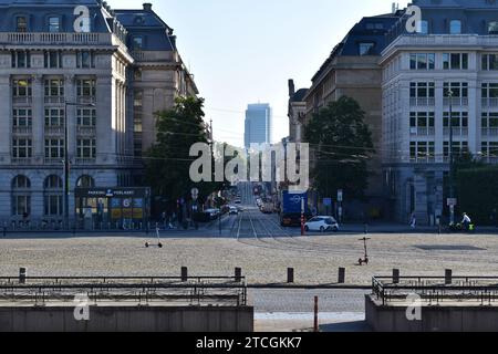 Am frühen Morgen fahren Straßenbahnschienen auf der Regentschap Street vom Poelaert-Platz im Stadtzentrum von Brüssel Stockfoto