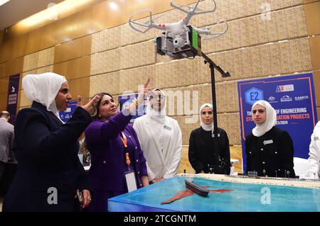 Gouvernement Hawalli, Kuwait. Dezember 2023. Die Menschen erfahren mehr über ein Projekt zur Erkennung künstlicher Intelligenz bei der Exhibition of Engineering Students' Graduation Projects in Hawalli Governorate, Kuwait, 12. Dezember 2023. Quelle: Yin Ke/Xinhua/Alamy Live News Stockfoto