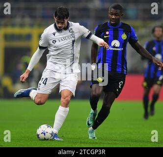 Mailand, Italien. Dezember 2023. Der FC Inter, Marcus Thuram (R), streitet mit Robin Le Normand von Real Sociedad während des Spiels der UEFA Champions League Gruppe D zwischen dem FC Inter und Real Sociedad in Mailand, Italien, am 12. Dezember 2023. Quelle: Augusto Casasoli/Xinhua/Alamy Live News Stockfoto