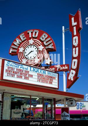 Time to Buy-Schild im Encino Park Liquor Store im San Fernando Valley, CA Stockfoto