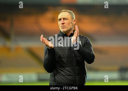 Burslem, Großbritannien, 12. Dezember 2023. Andy Crosby, Manager von Port Vale, verließ das Feld nach dem Elfmeterschießen des FA Cup in der 2. Runde im Replay zu Hause gegen Stevenage Borough. Quelle: TeeGeePix/Alamy Live News Stockfoto