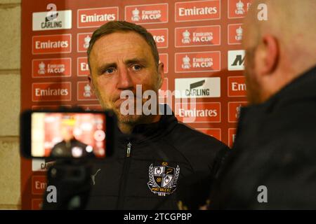 Burslem, Großbritannien, 12. Dezember 2023. Andy Crosby, Manager von Port Vale, gibt sein Interview nach dem Spiel nach dem Elfmeterschießen des FA Cup 2. Runde im Replay zu Hause gegen Stevenage Borough. Quelle: TeeGeePix/Alamy Live News Stockfoto