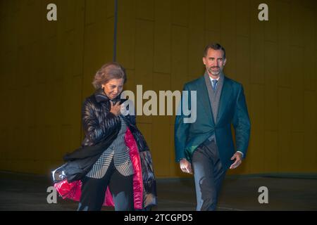 Madrid 11-21-2013 seine Königliche Hoheit Prinz Felipe mit seiner Mutter Königin Sofia verlässt die Klinik Quiron, um seinen Vater König Juan Carlos zu sehen Foto: Angel de Antonio ARCHDC. Quelle: Album / Archivo ABC / Ángel de Antonio Stockfoto