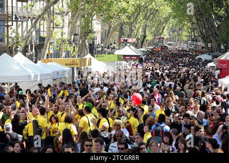 04/22/2008. Barcelona................. 23.04.08.............. SANT JORDIS TAG Zahlreiche neugierige Menschen bevölkern die Rambla de Barcelona am traditionellen Tag von Sant Jordi, in dem erwartet wird, dass in Katalonien fast 6 Millionen Rosen verkauft werden, und Sie können in den mehr als 600 Buchhandlungen, die ihre Stände vor der Öffentlichkeit stellen, rund 500 neue Veröffentlichungen durchstöbern FOTOS VON JOB VERMEULEN..... ARCHDC. Quelle: Album / Archivo ABC / Job Vermeulen Stockfoto