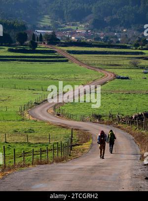 10/24/2005. Zwei Pilger auf einem Abschnitt des Jakobsweges zwischen Santillana del Mar und Comillas. Foto: Miguel Muñiz. ARCHDC. Quelle: Album / Archivo ABC / Miguel Muñiz Stockfoto