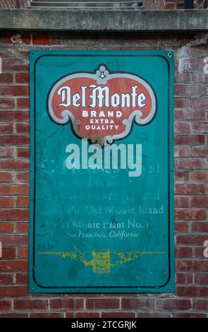 Ein altes Del Monte-Schild in der Cannery in der Jefferson Street in San Francisco, Kalifornien. Stockfoto