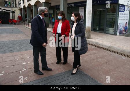 Pozuelo de Alarcón (Gemeinschaft Madrid), 03.03.2021. Die Präsidentin der Gemeinschaft Madrid, Isabel Díaz Ayuso, trifft sich mit der Bürgermeisterin von Pozuelo de Alarcón, Susana Pérez Quislant. Der Präsident wird von dem Minister für Verkehr, Mobilität und Infrastruktur, Ángel Garrido, begleitet. Anschließend besucht die Präsidentin mehrere Gastgewerbeeinrichtungen in der Stadt, um die von der Regionalregierung ergriffenen Maßnahmen zur Bekämpfung von COVID-19 zu bewerten und ihre Unterstützung für den Sektor zu zeigen. Foto: Jaime García. ARCHDC. Quelle: Album / Archivo ABC / Jaime García Stockfoto