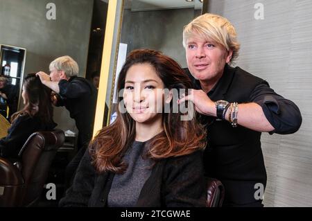 8. Januar 2013, Hongkong SAR, China: Die Schauspielerin und Sängerin Kathy Chow Hoi-mei aus Hongkong, bekannt für ihre prominenten Rollen in TVB-Serien in den späten 1980er bis 1990er Jahren, starb am 11. Dezember nach erfolgloser medizinischer Behandlung.Kim Robinson Celebrity Friseur eröffnet einen neuen Salon in Hongkong. Mit dem Celebrity Model Kathy Chow.8. Januar 2013 (Foto: © Jayne Russell/ZUMA Press Wire) NUR REDAKTIONELLE VERWENDUNG! Nicht für kommerzielle ZWECKE! Stockfoto
