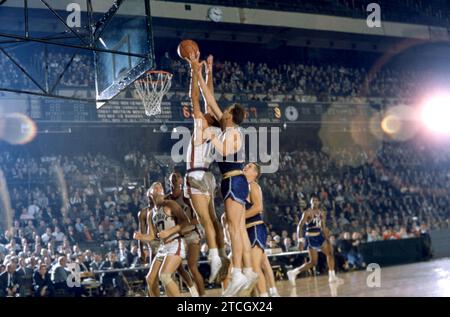 NEW YORK, New YORK, New York – 3. NOVEMBER: Mel Hutchins #10 der New York Knicks verteidigt sich als Joe Graboski #9 der Philadelphia Warriors während eines NBA-Spiels am 3. November 1957 im Madison Square Garden in New York. (Foto von Hy Peskin) *** örtlicher Bildtitel *** Mel Hutchins;Joe Graboski Stockfoto