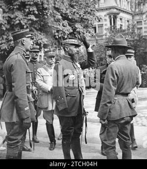 08/31/1917. An der Westfront unterhielt sich der französische General Gouraud mit einem amerikanischen Offizier während eines Truppenberichts. Quelle: Album / Archivo ABC / Louis Hugelmann Stockfoto