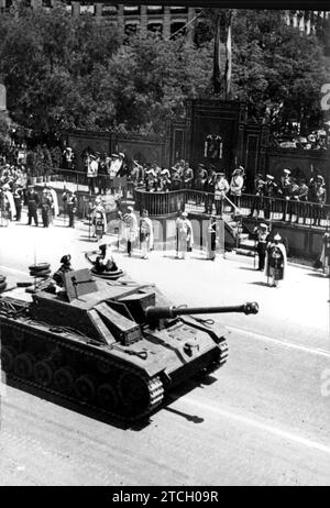 Ein Panzer vor Francos Tribüne, bei der Siegesparade 1953. Quelle: Album / Archivo ABC / Manuel Sanz Bermejo Stockfoto