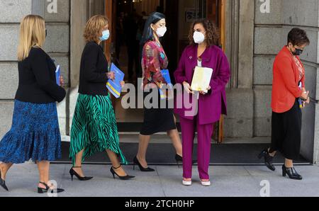 Madrid, 13.10.2021. Abgeordnetenkongress. Erläuterung der allgemeinen Staatshaushalte durch Minister María Jesús Montero. Im Bild die Staatssekretärin für öffentliche Funktionen, Lidia Sánchez Mailand, die Staatssekretärin für Finanzen, Inés María Bardón, der Minister für Finanzen und öffentliche Funktion, María Jesús Montero, der Staatssekretär für Haushalt und Ausgaben, María José Gualda Romero; und der Staatssekretär für Finanzen und öffentliche Funktion, María del Pilar Paneque Sosa. Foto: Jaime García. ARCHDC. Quelle: Album / Archivo ABC / Jaime García Stockfoto