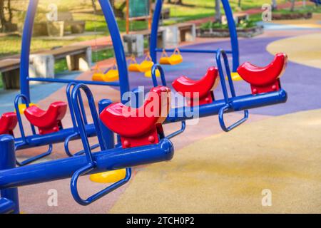 Wippe blau rot Spielzeug für Kinder im Park. Stockfoto