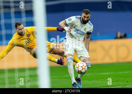 Madrid, 03.09.2022. Champions League im Santiago Bernabéu. Real Madrid - Paris Saint Germain. Auf dem Bild Benzema und Donnarumma. Foto: Ignacio Gil. ARCHDC. Quelle: Album / Archivo ABC / Ignacio Gil Stockfoto