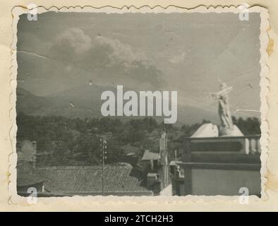 La Palma (Santa Cruz de Tenerife), Juli 1949. Eruption des Vulkans San Juan. Auf dem Bild ist der Vulkan vom Dach der Kirche El Paso aus gesehen. Im Vordergrund steht das Bild des Heiligen Herzens Jesu. Quelle: Album/Archivo ABC Stockfoto